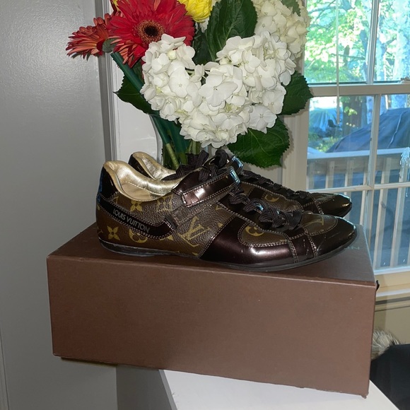 Louis Vuitton - Picture 1 of 1